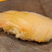 広島 鮨 天ぷら いわい - ⑦真鯛(瀨戸内海産)
                      1日位の寝かせでしょうか？
                      コリッ感はあまり無くかといって深い寝かせはどの熟成感も感じませんでしたが、バランスの取れた仕上がりだと思います