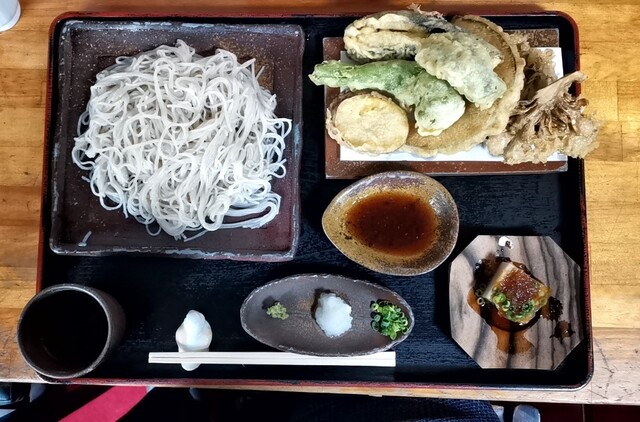 福島の隠れ家『小舟の茶屋くりや』で本格そばを堪能 &ndash; 評価3.2