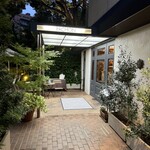 262219327 - 夏らしく､〝生い茂る緑〟に囲まれた店構え｡