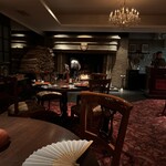 262219332 - ゴージャスなインテリア｡奥の暖炉は調理器具でもある｡