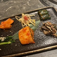 北新地焼肉 きらく - キムチとナムルの盛り合わせ