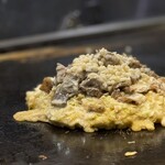 たぴおか食堂 - 粗みじんキャベツ生地に、特製「スジコン」が盛られ
      つなぎ生地をかけて天カスぱらぱら