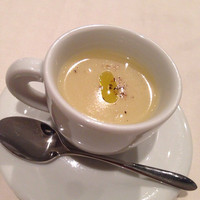 カンブーザ - 新ジャガイモにキャベツのスープ
                オリーブオイルの味わいがほんのりしていて美味しいです。