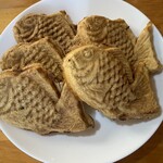 コーヒーとタイヤキのカラク - 6匹購入しましたが、1匹は先に食べちゃいました