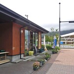 相喜フルーツ - 『シーパルピア女川』の一角にあります（奥が女川駅）