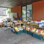 相喜フルーツ - 店舗左側のガレージのような場所