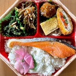 西町りうぼう - ＊（上）銀サケ弁当（¥699）