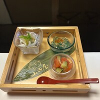 山田屋 - 左←ふぐの皮のからし味噌　右→ジュレ　右下→ズッキーニとトマト