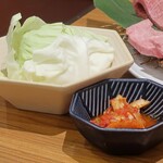 焼肉ダイニング たじまや庵 - 盛合せに付属のキャベツとキムチ