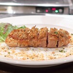 トリワイン ＰＩＫＯＳＨＨＨＵ - 鶏モモ肉の香草パン粉焼き