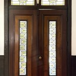 SHUMOKU CAFE - ステンドグラスが素敵な入り口ドア