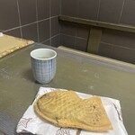 たいやき わかば - 店内でぱくり