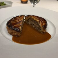 ソンブルイユ TOKYO - ⑤肉料理：ホロホロ鳥とフォアグラのパイ包み焼き　ムータルド