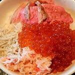 ビストロ エンドウ - いくら3杯目（カニ、しらす、ローストビーフ添え）
