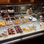 パティスリーマサ - ショーケースの様子。
