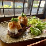 炭焼き ミンナミ食堂 - ★国産牛の粗挽きハンバーグ
      単品にてオーダー。
      国産牛100%の粗挽き肉を使用した炭火焼ハンパーグ。
      和風ソースにて堪能♪
      激ウマ♡