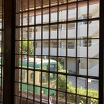 炭焼き ミンナミ食堂 - 江ノ電が眺められる線路沿いの席。
      確実に抑えたい場合は「電話予約」必須！だそう。