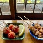 炭焼き ミンナミ食堂 - ★トマト巻き
      ★もも
      まずは串焼き♪
      ちゃーんと炭火の香ばしさがシッカリ感じられる！
      特にトマト巻きにKO寸前！
      激ウマ♡