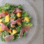 アップルマンゴーと生ハムとブラッドオレンジかき氷のサラダ