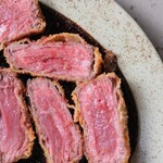 牛レアカツ　赤ワインと山椒のソース