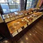 石窯パン工房 エスポワール - 閉店15分前の様子。パンが選べるほどあって嬉しい。