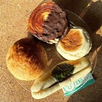 石窯パン工房 エスポワール - 恐竜のたまご¥291(左)、シュプリームクロワッサン(バニラクリーム)¥350(上)、石窯野沢菜おやき¥251(右)、パニーニ梅とレンコン¥260(下) うまい。全体的に小ぶり。