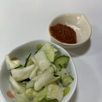 らーめん 囲ろり - お新香&辛味噌
