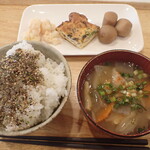 トーコーキッチン - 野菜のキッシュ 副菜二品、豚汁、ご飯