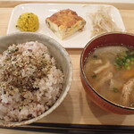 トーコーキッチン - 野菜のキッシュ 副菜二品、豚汁、ご飯