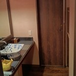 湯宿 季の庭 - トイレ入口と、洗面