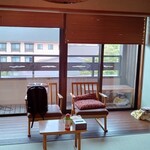 湯宿 季の庭 - 502号の部屋、和室からの眺め(木の葉棟がみえる)