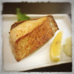 十八番 - ブリの塩焼き、塩加減が絶妙。刺し、照り焼き、どれを選ぶか迷ってしまうのが嬉しい悩み。