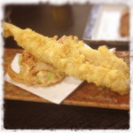 十八番 - 穴子と玉ねぎのかき揚げ天ぷら盛り合わせ。玉ねぎの甘味が最高の一品。