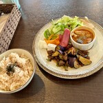 バルバルキッチンアメリ - 週替りランチ：チキントマト煮＆茄子の肉味噌炒め(¥800)