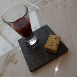 クイントカント - ランチ一品目　フォアグラのウェハースとビーツとキジのカルド