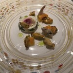 レストラン コバヤシ - 九十九里浜産ハマグリとモンサンミッシェル産ムール貝の冷製白ワイン蒸し　フレッシュチーズとビーツのムース　パパイヤ添え