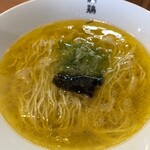 麺屋 鶏ノ湯 - やや白濁する濃い鶏出汁と塩味が絶妙。鶏脂が輝いてます！