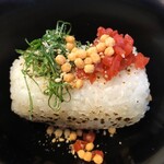 麺屋 鶏ノ湯 - 焼き目がついた俵形のおにぎり！梅とアラレが合う！