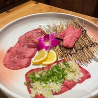 北新地 焼肉 菊地 - 塩焼き盛り合わせ（厚切り牛タン、上塩タン、ねぎ塩タン）