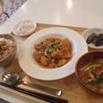 トーコーキッチン - 鶏のチリソース 副菜二品、豚汁、ご飯