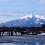 福祉健康保養センター つがる富士見荘 - 岩木山をバックにした鶴の舞橋