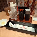上海湯包小館 - 卓上の調味料など。