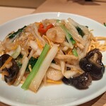 上海湯包小館 - 麺は極太の物をパリパリになるまで揚げてある。