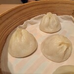 上海湯包小館 - たっぷりのスープを含んだ美味しい小籠包だ。