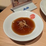 上海湯包小館 - それを生姜の細切りの入った小皿に醤油と黒酢を注いで頂く。