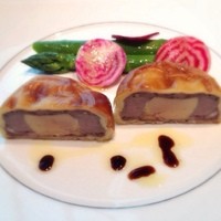 ベージュ アラン・デュカス 東京 - 前菜  フォアグラのパテ
                
                皮が栗饅頭みたいで…期待はずれ…残念