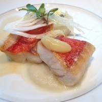 ベージュ アラン・デュカス 東京 - 主菜✨キンメダイ
                
                味が平凡…がっかり