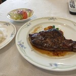 カフェ＆レストラン ベーシック - ステーキ（150g）2090円　食前にスープ、食後に飲み物が付きます