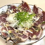 まるろ - 鰹のタタキ。9切れ入って770円