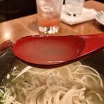 みつ - 「とりスープの塩ラーメン」のスープのアップ…